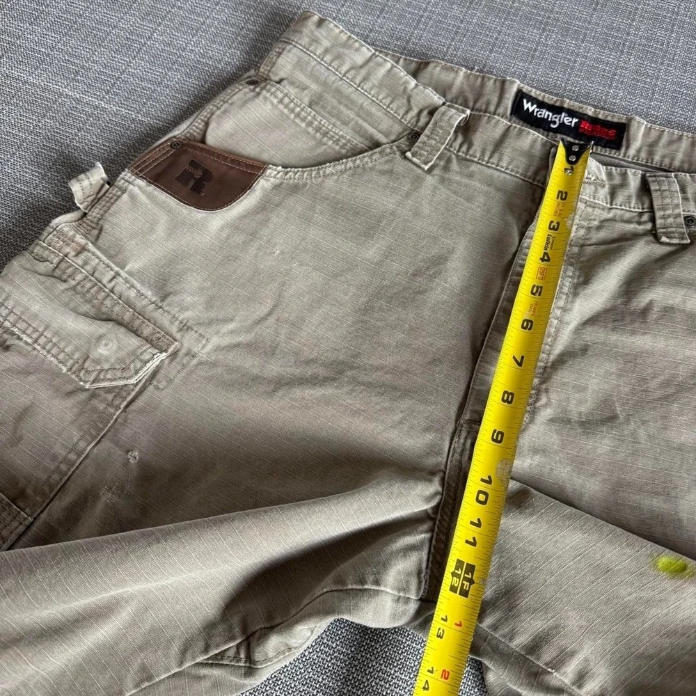 Wrangler Riggs Workwear beige cargo shorts Size 36